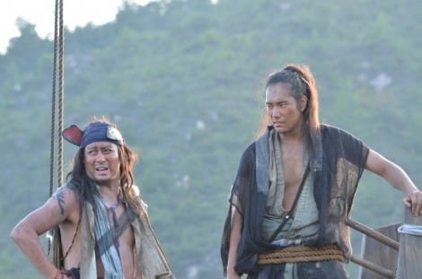 大河ドラマ『平清盛』で海戦ロケに臨む松山ケンイチ（写真右）と加藤浩次
