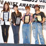 第28回『ベストジーニスト2011』を受賞した（左から）黒木メイサ、真矢みき、若槻千夏、鬼塚勝也　（C）ORICON DD inc. 