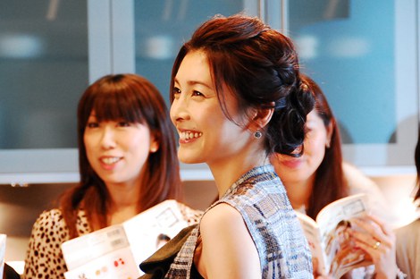 画像 写真 竹内結子 女子会で 身近な幸せ 語る 大人のさしいれ術も指南 4枚目 Oricon News