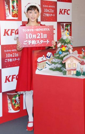 『2011 KFC クリスマスキャンペーン』新CM発表会に、サンタクロースの衣装で登場した綾瀬はるか　（C）ORICON DD inc. 