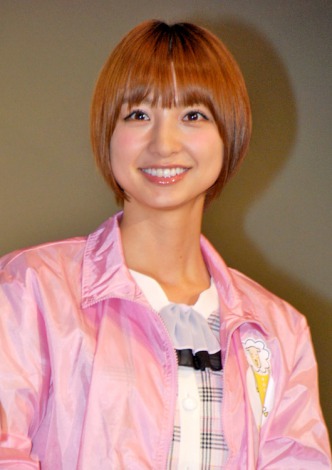 画像 写真 セクスィー部長 沢村一樹 Akb篠田に抱きつき公開セクハラ 4枚目 Oricon News