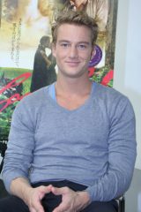 �w�Q�[�e�̗��x�Ɏ剉�A���N�T���_�[�E�t�F�[�����O�A���ڂ���ĐL�т�^�C�v 