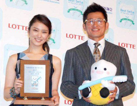 『ベストスマイル・オブ・ザ・イヤー2011』を受賞した（左から）武井咲、三浦知良　（C）ORICON DD inc. 