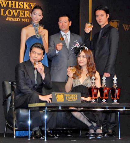wWHISKY LOVERS AWARD 2011x́uBest Whisky LovervɑI΂ꂽ(ォ玞v)ǁAKc^A˒JAJUJUA{KlY (C)ORICON DD inc. 