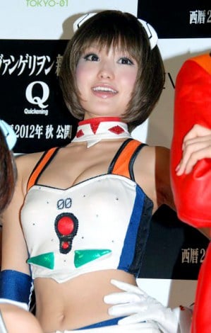 『EVANGELION STORE TOKYO-01』のオープニングセレモニーにレイのセクシーコスプレ姿で登場した『エヴァンゲリオンレーシング』チームのレースクイーン　（C）ORICON DD inc. 