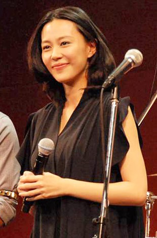 木村佳乃 出産後初の公の場で笑顔 サプライズで所属事務所の15周年祝う Oricon News