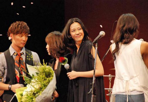 画像 写真 木村佳乃 出産後初の公の場で笑顔 サプライズで所属事務所の15周年祝う 2枚目 Oricon News