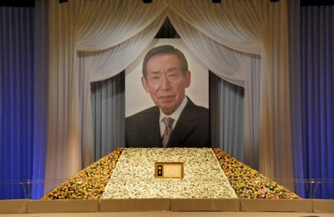 三田村邦彦 京本政樹らが藤田まことさんと最後のお別れ 国民的ヒーローでした Oricon News