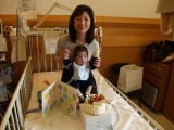 真輝くんの1歳の誕生日を祝う野田聖子議員（C）フジテレビジョン 
