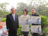 柳川市の金子健次市長（左）から特別住民票を受け取った桜庭ななみ（中央）、松山洋監督 