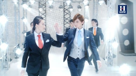AKB48が新イメージキャラクターを務める「紳士服はるやま」　新CM『2012 フレッシャーズ』篇の1カット 