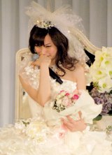 �吭���A���v���f���[�X�̃E�G�f�B���O�h���X�Ɋ��܁u��������̐l�̎x�����������v 