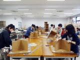 テーブル製作に取り組む、大阪工業大学工学部空間デザイン学科の学生たち 