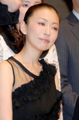 ����׎q�A���Q���̑�ёg�ɏՌ��u�����������̘A���v �f��w���̋�̉ԁx�������䂠������ 