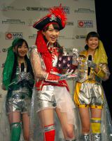 �L�O�|���󂯎��A�Ί���݂��郊�[�_�[�̕S�c�č؎q 