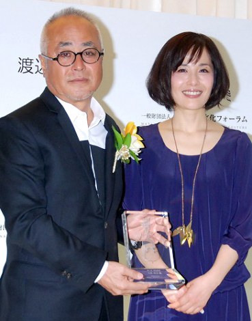 『第7回渡辺晋賞』を受賞した（左から）大里洋吉会長と花束ゲストの富田靖子　（C）ORICON DD inc. 