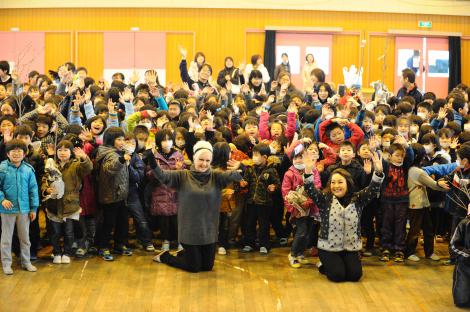宮城・石巻市立大街道小学校を訪問し、桜の苗木を贈呈したシンディ・ローパー（写真中央） 