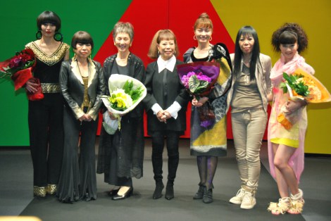 ファッションショー『東京コレクション』に出演した（左から）川崎亜沙美、コシノジュンコ、夏木マリ、コシノヒロコ、新山千春、コシノミチコ、安田美沙子　（C）ORICON DD inc. 