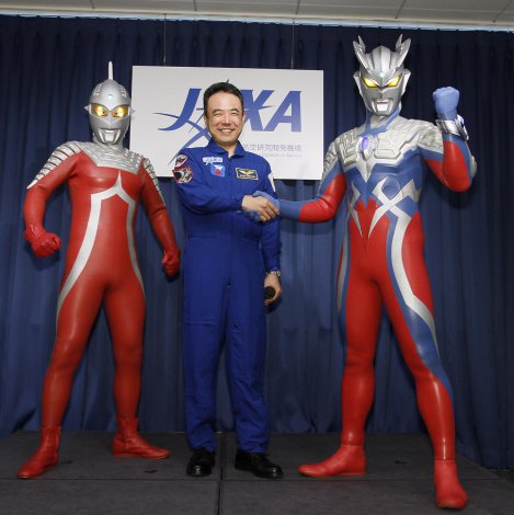 宇宙飛行士の古川聡さんが憧れのセブンと対面 Oricon News