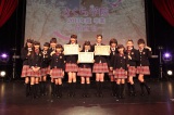 卒業証書を手にする松井愛莉、武藤彩未、三吉彩花（中央左から） 