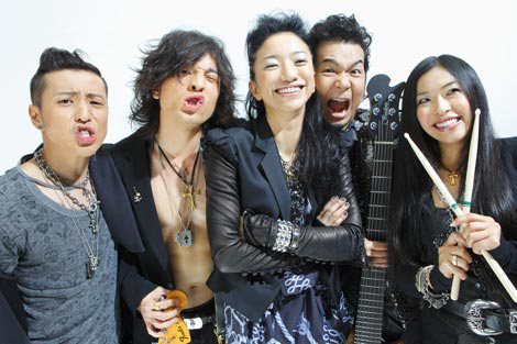 過去にはバンド同士でコラボも（左からJOE、JUON、吉田美和、中村正人、SATOKO） 