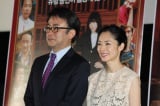 韓国・ソウルで行われた映画『ステキな金縛り』の試写会に登場した(左から)三谷幸喜監督と深津絵里 