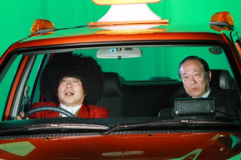 『きらきらアフロ』再開1回目の放送で、笑福亭鶴瓶は35年ぶりに因縁の番組AD（当時）と2人タクシーの中（C）テレビ東京 