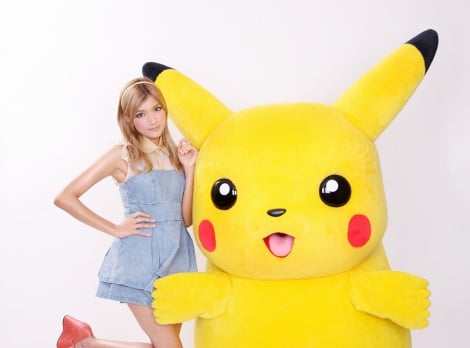 ピカチュウとのツーショットに「顔が大きい!」と興奮気味のローラ(C)Nintendo・Creatures・GAME FREAK・TV Tokyo・ShoPro・JR Kikaku (C)Pokemon (C)2012ピカチュウプロジェクト 