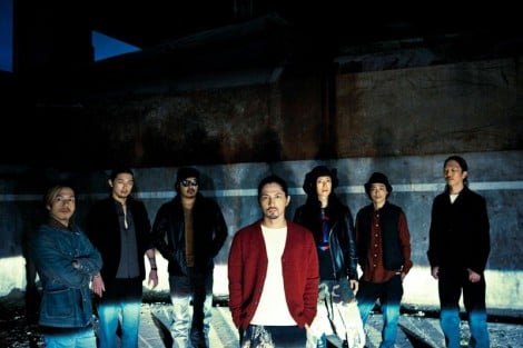 Dragon Ash(左から桜井誠、ATSUSHI、BOTS、Kj、IKUZONEさん、DRI-V、HIROKI) 