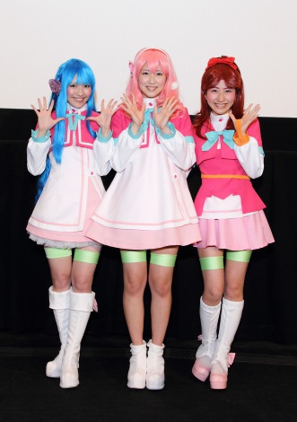 自身が演じるキャラクターのコスプレで登場したAKB48の渡辺麻友、仲谷明香、石田晴香（左から） 