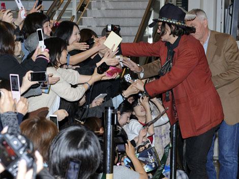 成田空港で握手やサインに応じるジョニー・デップ 