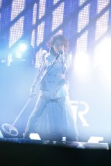 T.M.R.����M���A16���N���C�u�ŗ܂̌��ӕ\�� 