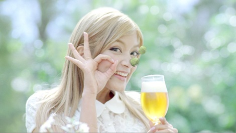 画像 写真 ローラがサッポロビールの新cmに出演 鼻にポップがポンポンポーン 1枚目 Oricon News