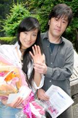 17日午前、東京・港区役所に婚姻届を提出した若山騎一郎＆仁美凌　（C）ORICON DD inc. 