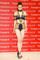 �����W�F���[���{��\����@�f�U�C�i�[�͏A���Ō��� 