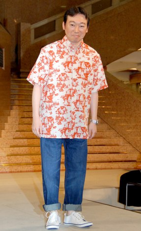 『SUPER COOLBIZ2012』のファッションショーに登場したNHKの小田切千アナウンサー (