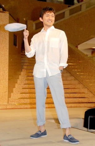 『SUPER COOLBIZ2012』のファッションショーに登場したテレビ朝日の小松靖アナウンサー　（C）ORICON DD inc. 