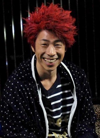 ロンブー淳が10年ぶり赤髪に 結婚は45歳 の予言に仰天 Oricon News