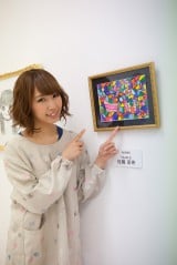 『AKB48美術部展覧会〜額だけ立派ですいません！〜』に自身の作品を出展したAKB48・佐藤夏希 