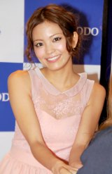 スタイルブック『LOVE Special Secrets of Mikiko Yano』発売記念イベントで握手に応じた矢野未希子　（C）ORICON DD inc. 