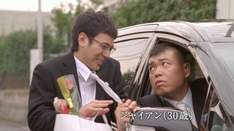 トヨタ自動車の企業CMで30歳の“のび太”役を演じる妻夫木聡（左）と“ジャイアン”役の小川直也（右） 