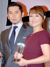 ���򍡓��q�u���ꂩ����e���r�̐^�񒆂Ɂv�`�{�؉�O�Ɓw������������܁x��� 