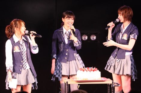 前田敦子（中央）最後の生誕祭に篠田麻里子（右）が涙（左は高橋みなみ） （C）AKS 