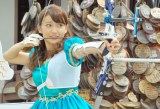 真剣な表情でアーチェリーを引く大島優子　（C）ORICON DD inc. 