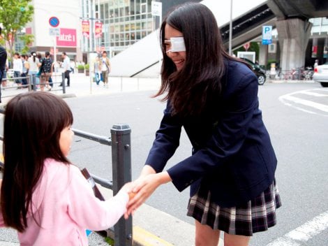 画像 写真 秋葉原に 眼帯少女 出現 海外の観光客も興味津々 3枚目 Oricon News