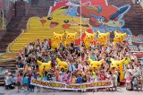JR京都駅ビル大階段の巨大ポケモンステップアートの前に中川翔子、ピカチュウが9体、近隣の子供たちも大集合！　 