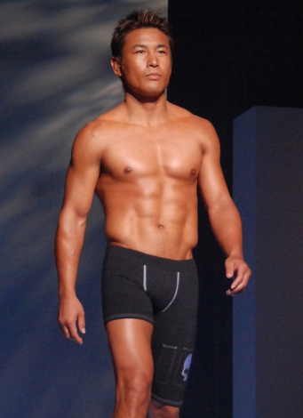 魔裟斗の画像 写真 Gacktはいつも裸 Iconiq パンツ姿 見たことない 16枚目 Oricon News