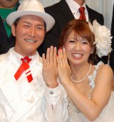 結婚パーティを開いた「収納王子コジマジック」こと小島弘章（39）と杏子夫人（27）　（C）ORICON DD inc. 