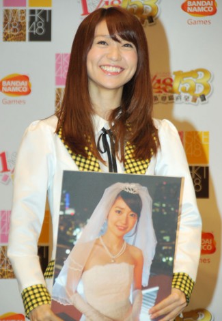 自身のウエディングドレス姿の写真を手に笑顔を見せるAKB48大島優子　（C）ORICON DD inc. 