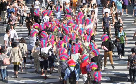 画像 写真 パラマウントの社員 関係者100人が虹色アフロで渋谷を練り歩き 1枚目 Oricon News
